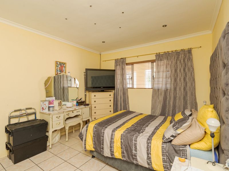 Neat & Well-Maintained Home with Separate Entrance and Student Accommodation Potential - Belhar, Ext 14 - Photo 10