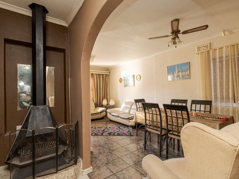 Neat & Well-Maintained Home with Separate Entrance and Student Accommodation Potential - Belhar, Ext 14 - Photo 6