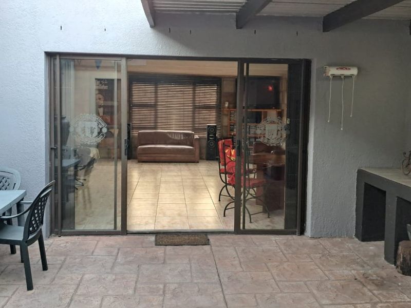 Beautiful family home centrally located - Photo 10