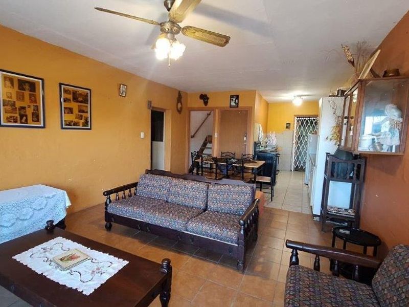 Comfortable Home With Two Separate flats! - Photo 10