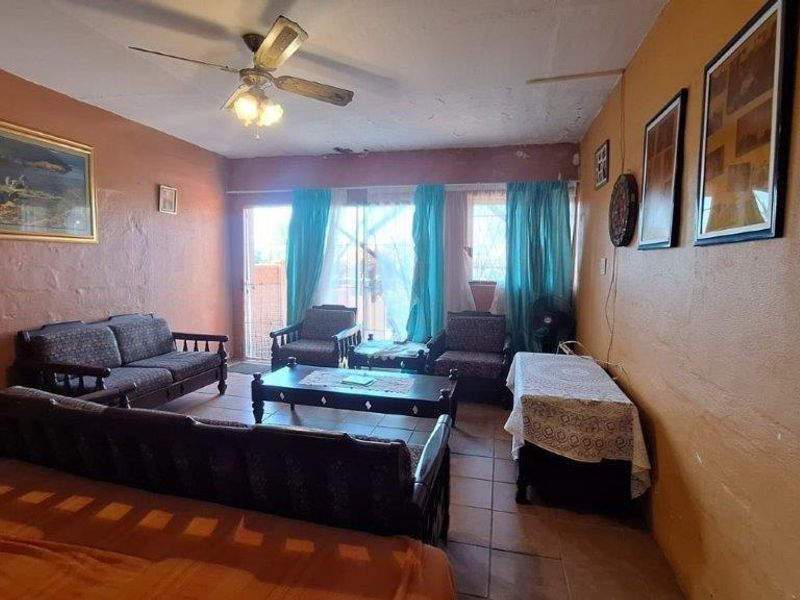 Comfortable Home With Two Separate flats! - Photo 9