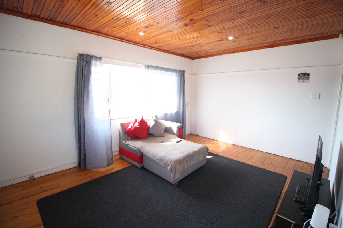 Perridgevale Flat for sale - Photo 2