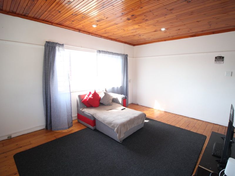 Perridgevale Flat for sale - Photo 2