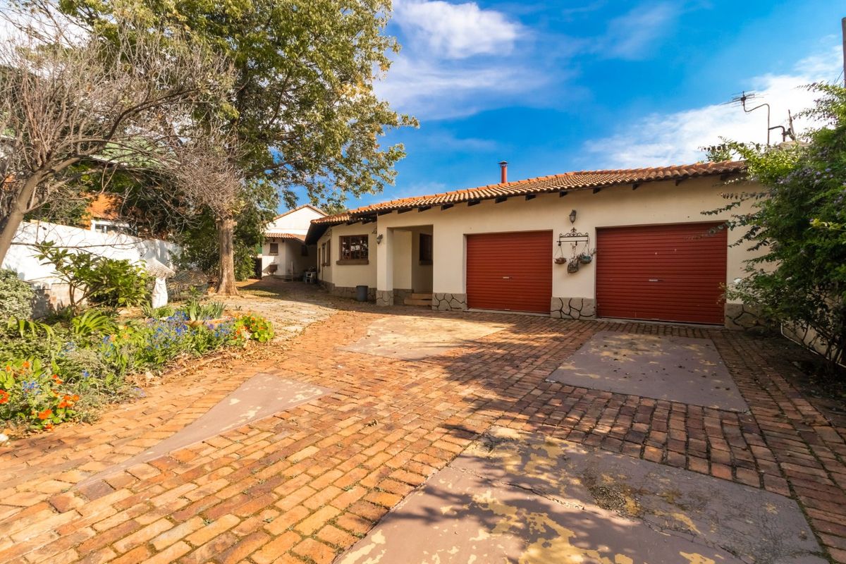 ONE OF THE BIGGEST PROPERTIES IN THORNHILL ESTATE FOR SALE. - Photo 4