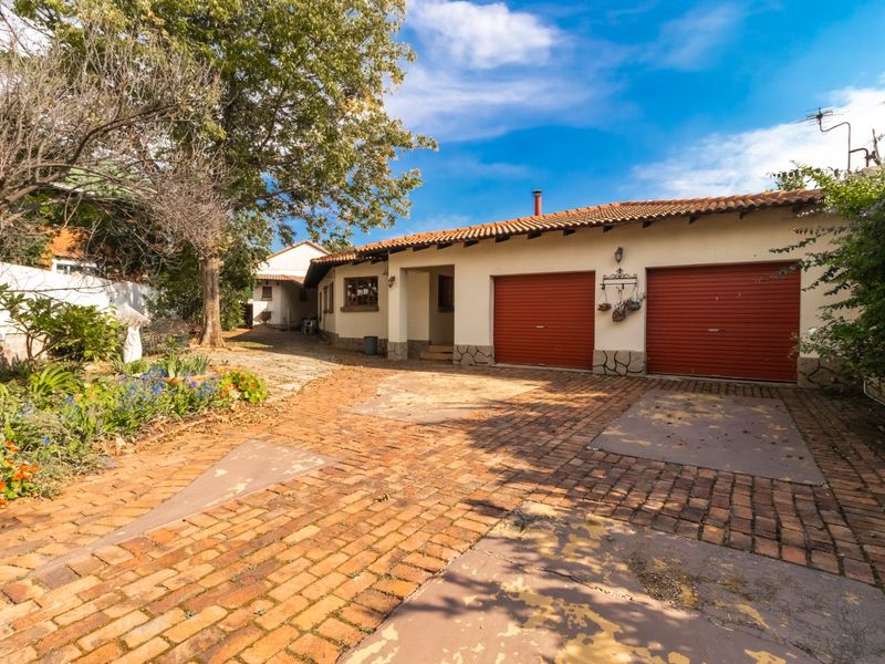 ONE OF THE BIGGEST PROPERTIES IN THORNHILL ESTATE FOR SALE. - Photo 4