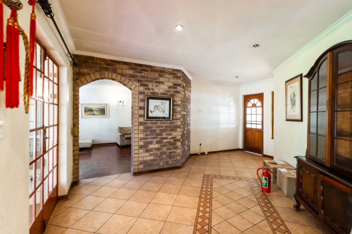 ONE OF THE BIGGEST PROPERTIES IN THORNHILL ESTATE FOR SALE. - Photo 5