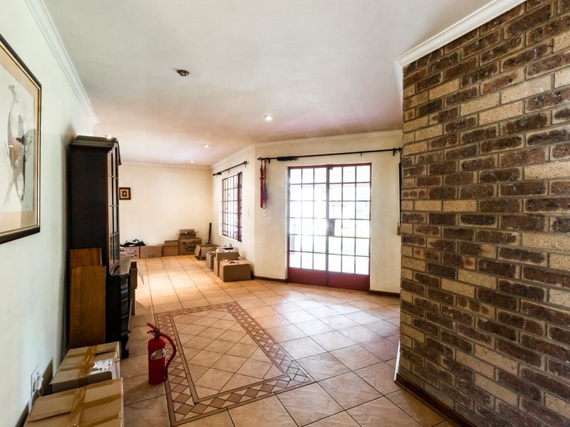 ONE OF THE BIGGEST PROPERTIES IN THORNHILL ESTATE FOR SALE. - Photo 6