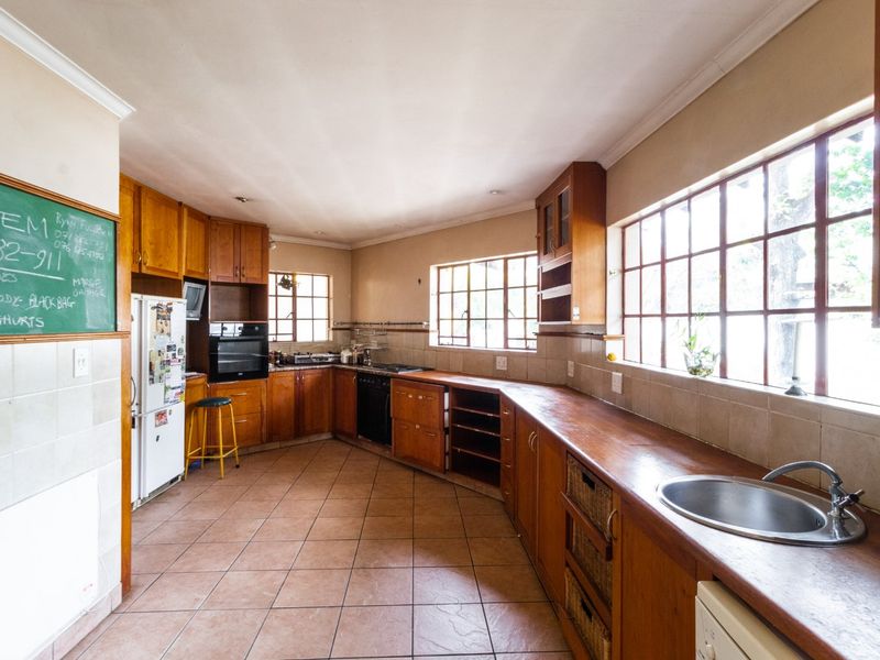 ONE OF THE BIGGEST PROPERTIES IN THORNHILL ESTATE FOR SALE. - Photo 10