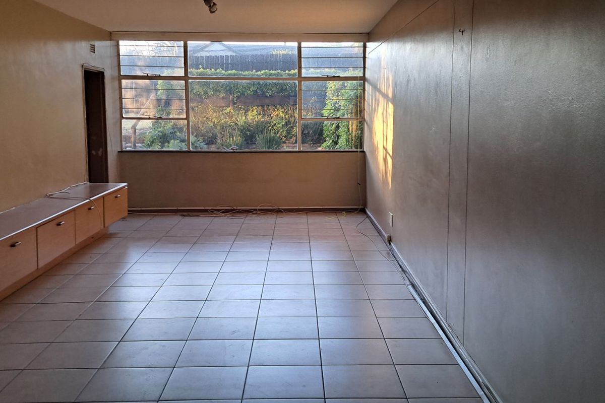 Spacious Garden Apartment in Prime Location - Photo 5