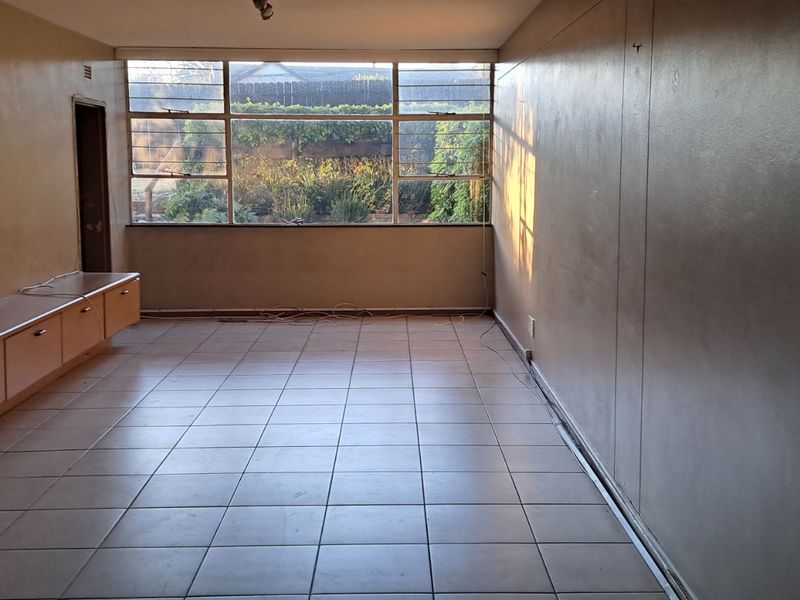 Spacious Garden Apartment in Prime Location - Photo 5