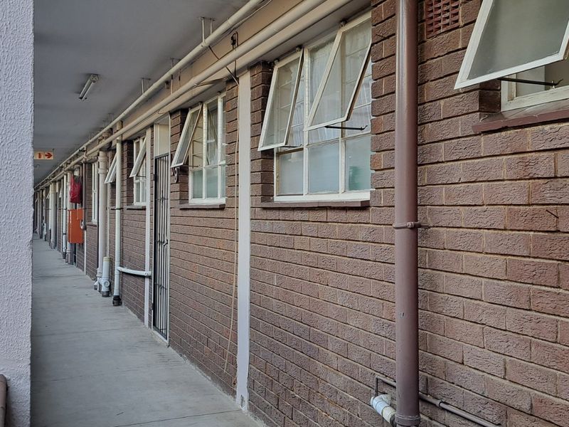 Spacious Garden Apartment in Prime Location - Photo 10