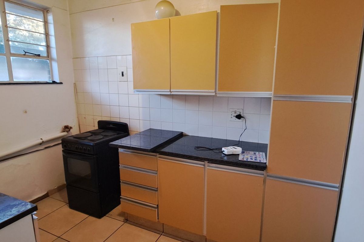Spacious Garden Apartment in Prime Location - Photo 3