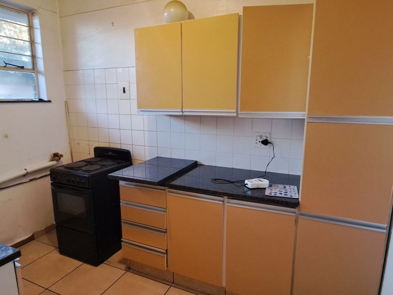 Spacious Garden Apartment in Prime Location - Photo 3