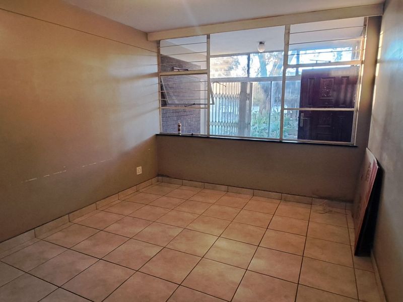 Spacious Garden Apartment in Prime Location - Photo 7