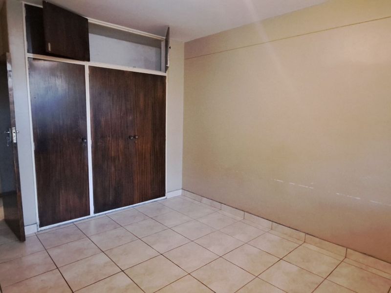 Spacious Garden Apartment in Prime Location - Photo 6