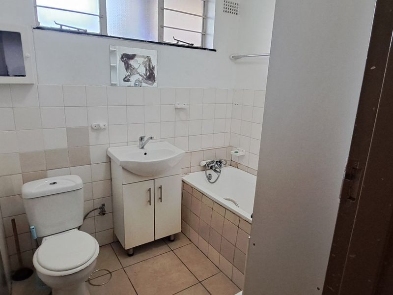 Spacious Garden Apartment in Prime Location - Photo 8