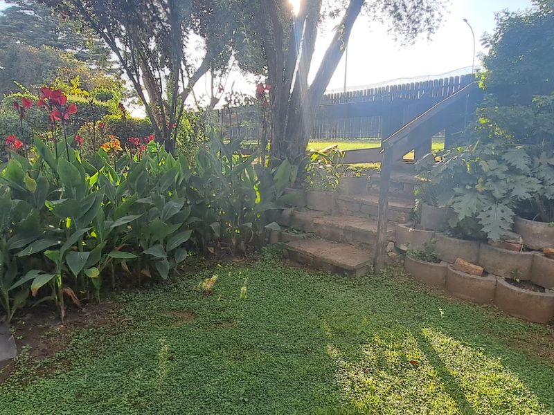 Spacious Garden Apartment in Prime Location - Photo 2