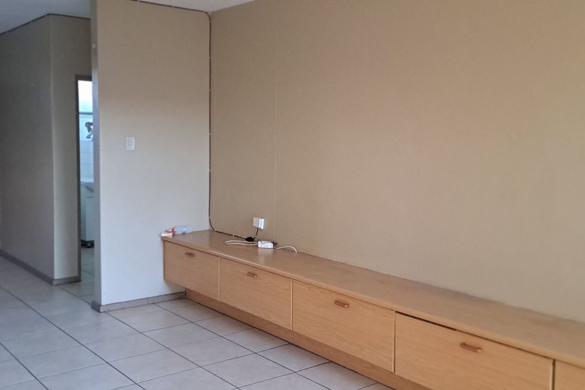 Spacious Garden Apartment in Prime Location - Photo 4