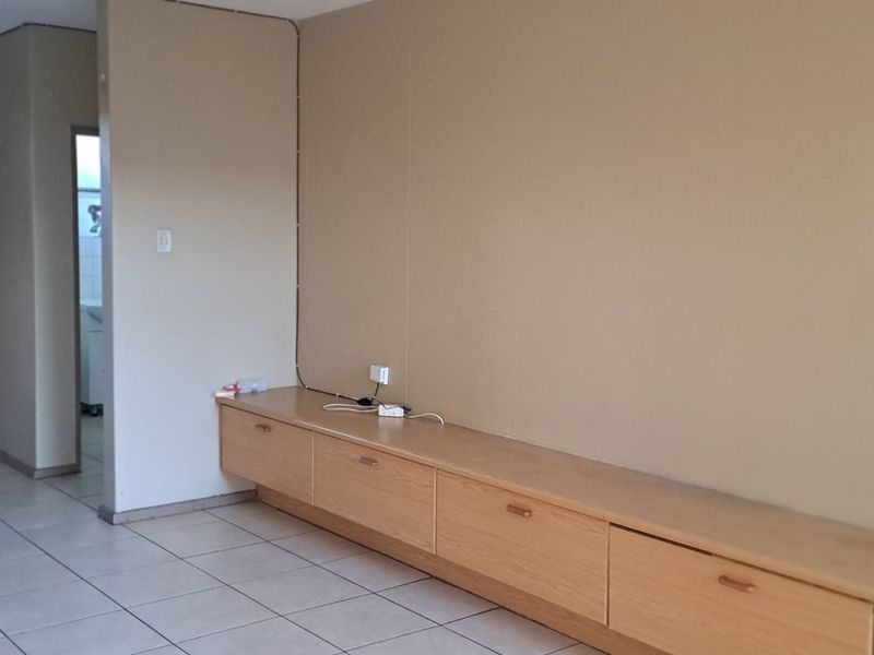 Spacious Garden Apartment in Prime Location - Photo 4