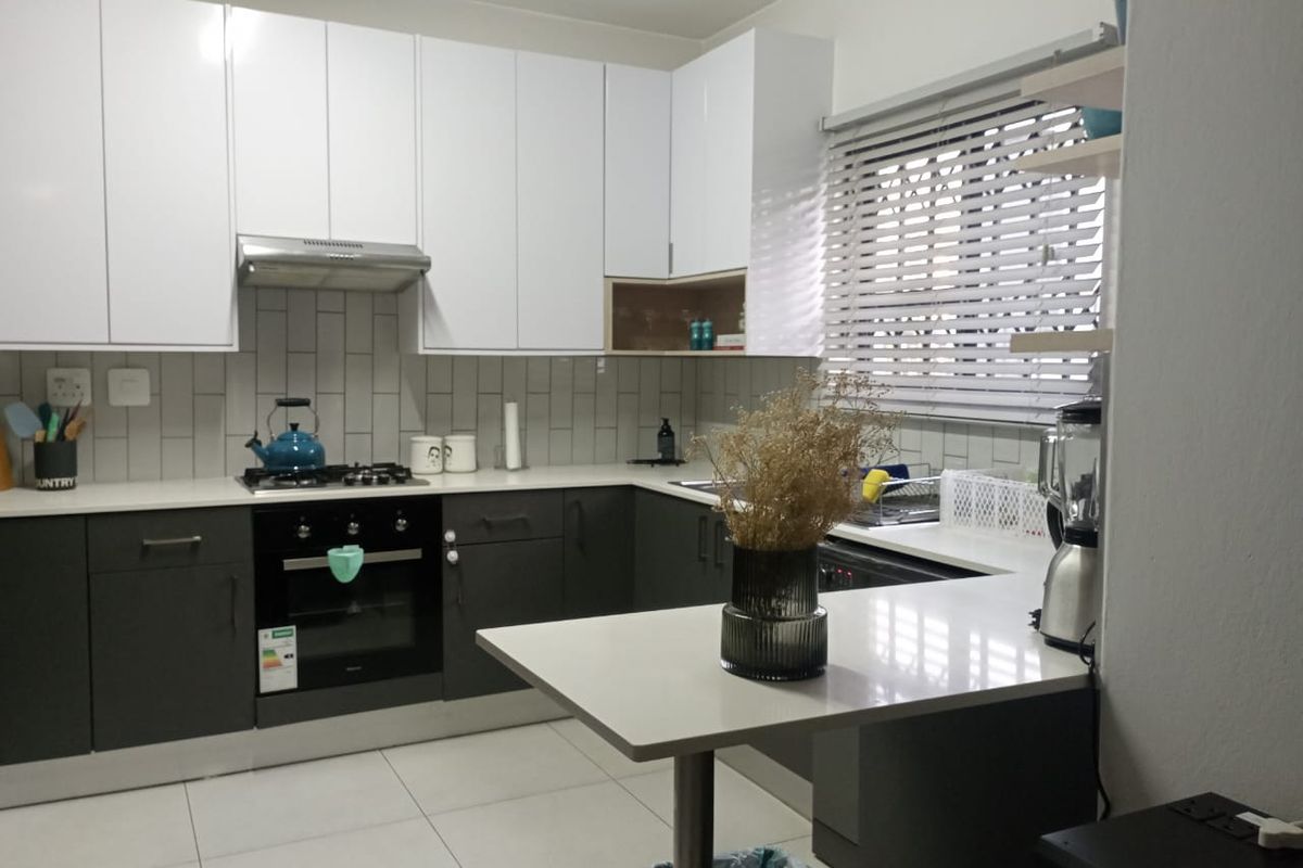 STUNNING 2-BED GROUND FLOOR APARTMENT IN POMONA! - Photo 3