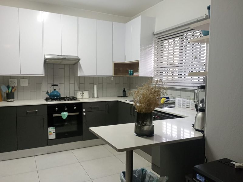 STUNNING 2-BED GROUND FLOOR APARTMENT IN POMONA! - Photo 3