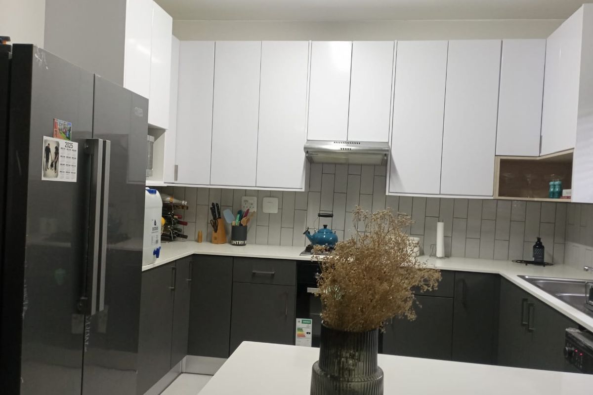 STUNNING 2-BED GROUND FLOOR APARTMENT IN POMONA! - Photo 4