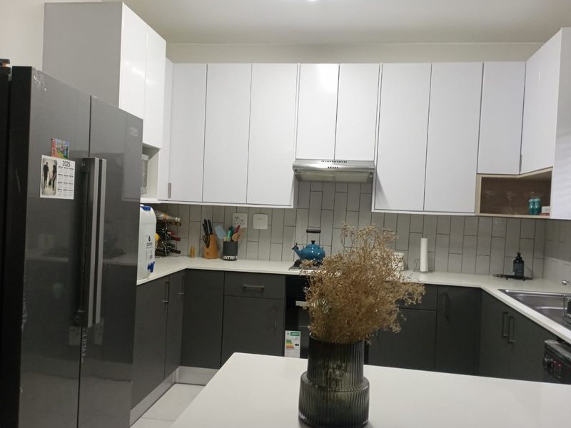 STUNNING 2-BED GROUND FLOOR APARTMENT IN POMONA! - Photo 4