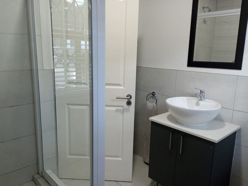 STUNNING 2-BED GROUND FLOOR APARTMENT IN POMONA! - Photo 10