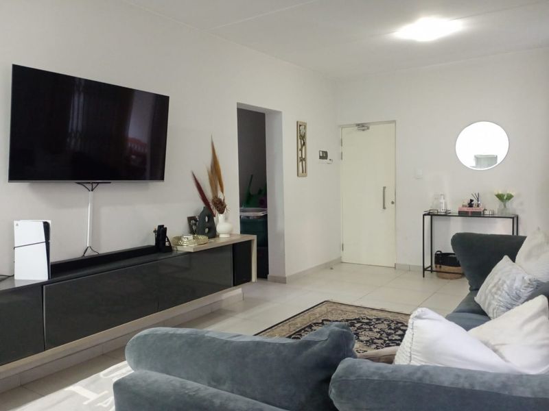 STUNNING 2-BED GROUND FLOOR APARTMENT IN POMONA! - Photo 7