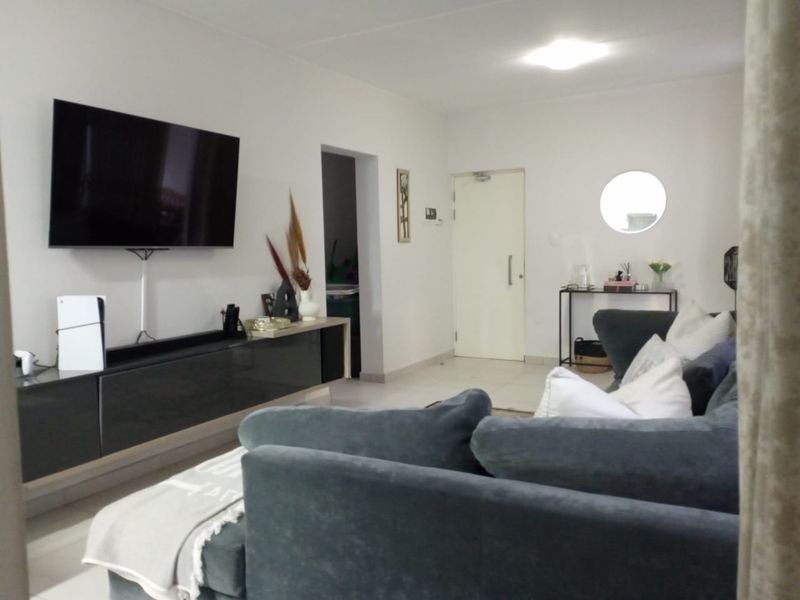 STUNNING 2-BED GROUND FLOOR APARTMENT IN POMONA! - Photo 8