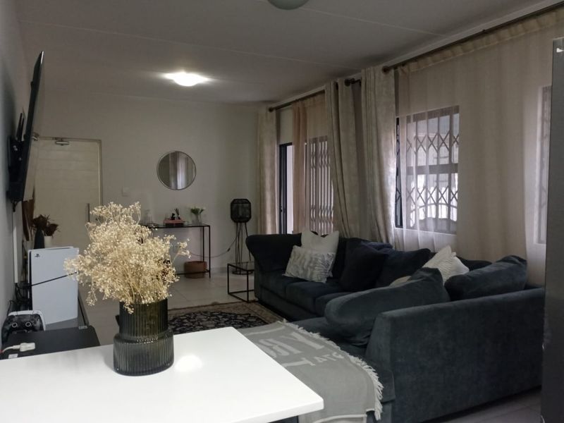 STUNNING 2-BED GROUND FLOOR APARTMENT IN POMONA! - Photo 6