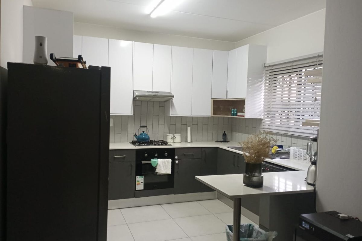 STUNNING 2-BED GROUND FLOOR APARTMENT IN POMONA! - Photo 5