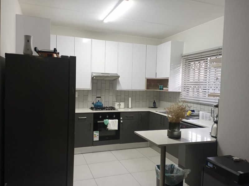 STUNNING 2-BED GROUND FLOOR APARTMENT IN POMONA! - Photo 5