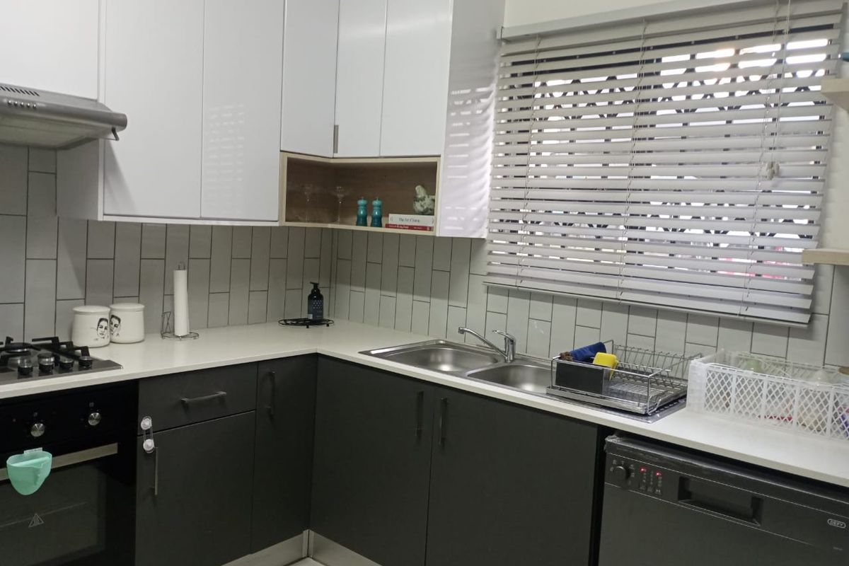 STUNNING 2-BED GROUND FLOOR APARTMENT IN POMONA! - Photo 2