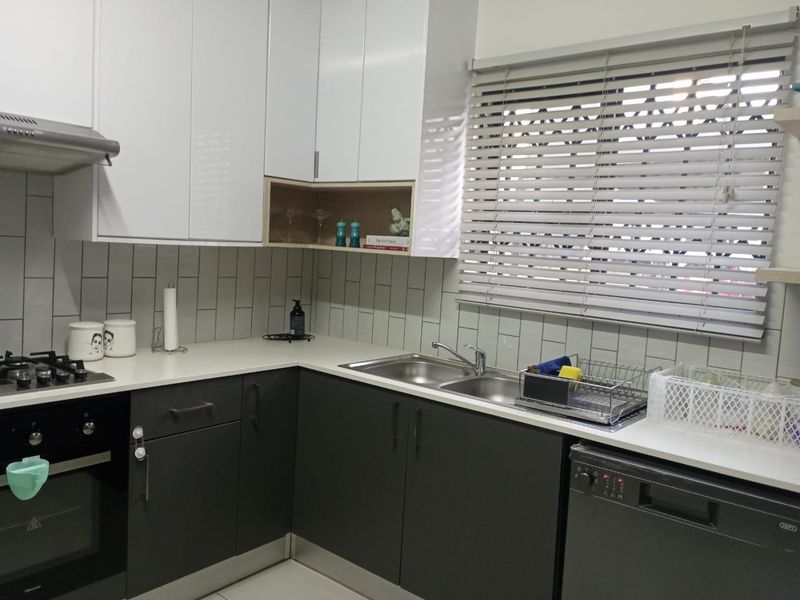 STUNNING 2-BED GROUND FLOOR APARTMENT IN POMONA! - Photo 2