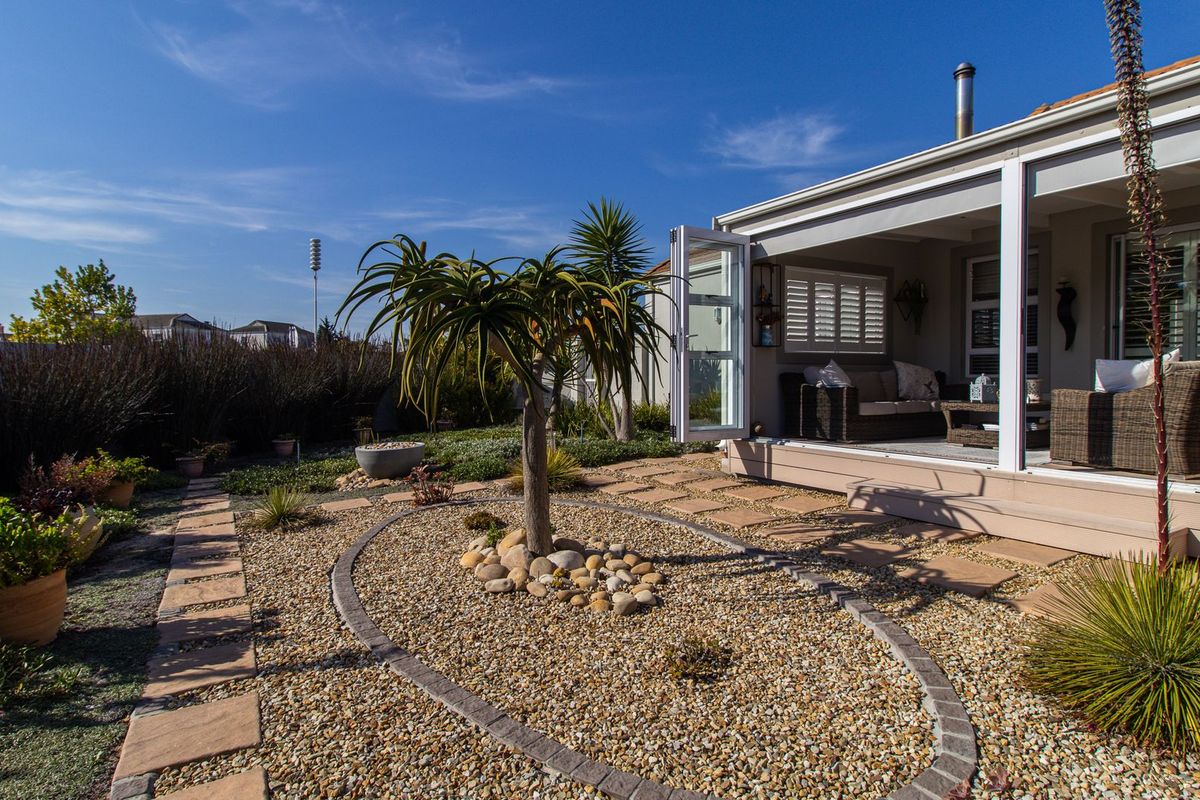 Exceptional Single-Level Family Home on Corner Plot – Opposite a Sunningdale Park - Photo 3