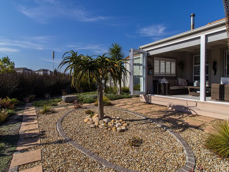 Exceptional Single-Level Family Home on Corner Plot – Opposite a Sunningdale Park - Photo 3