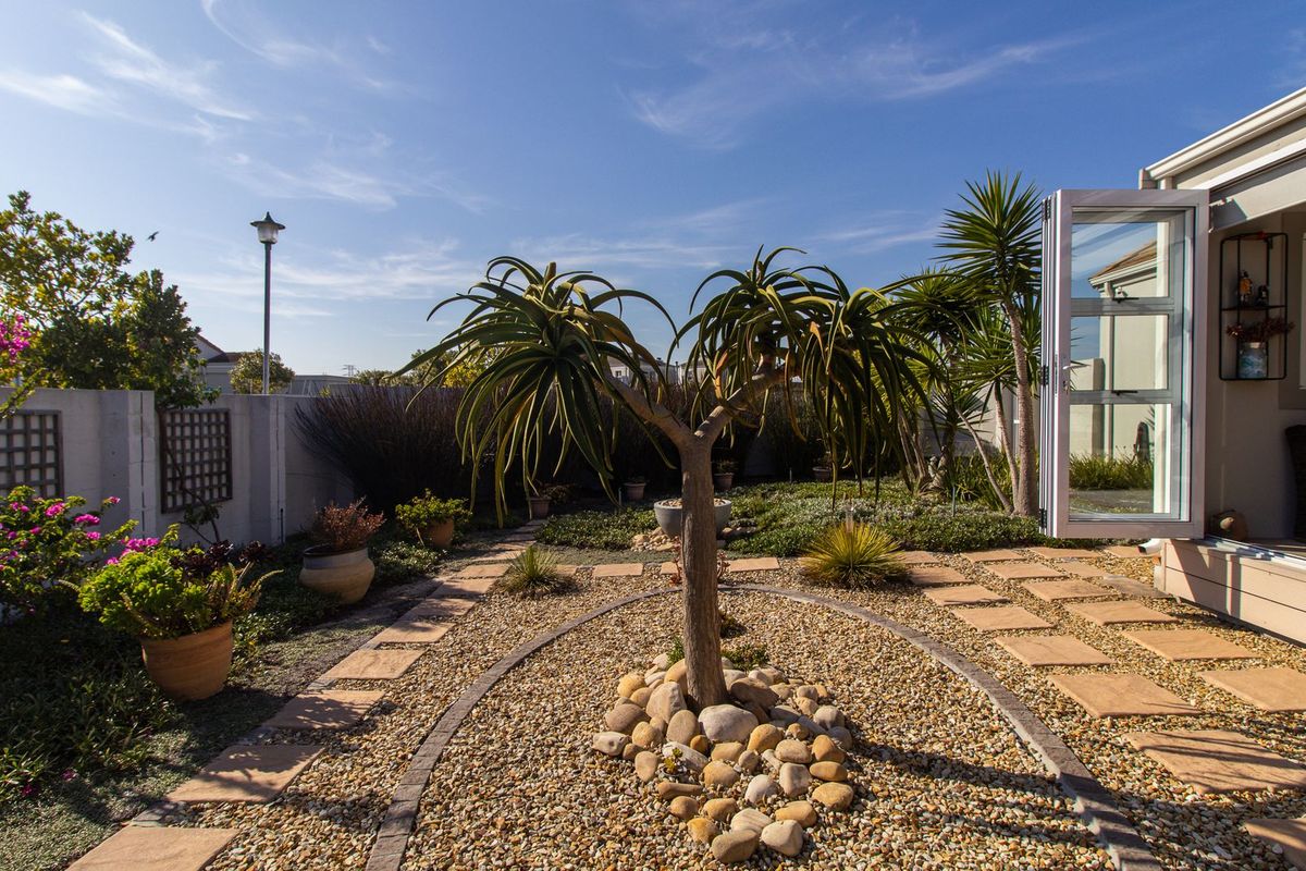 Exceptional Single-Level Family Home on Corner Plot – Opposite a Sunningdale Park - Photo 5