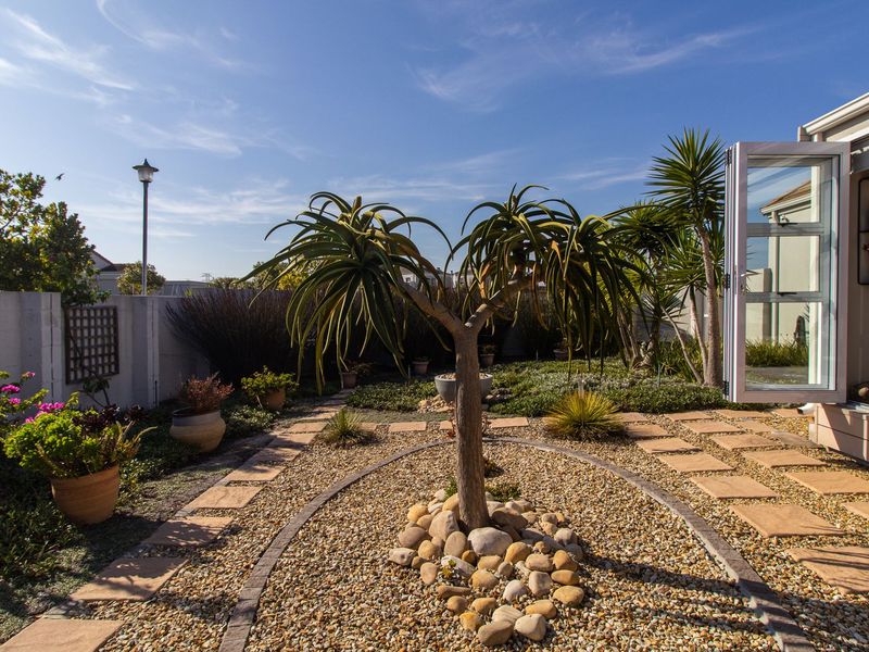 Exceptional Single-Level Family Home on Corner Plot – Opposite a Sunningdale Park - Photo 5