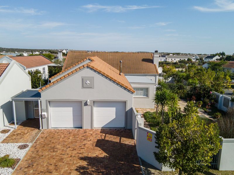 Exceptional Single-Level Family Home on Corner Plot – Opposite a Sunningdale Park - Photo 6