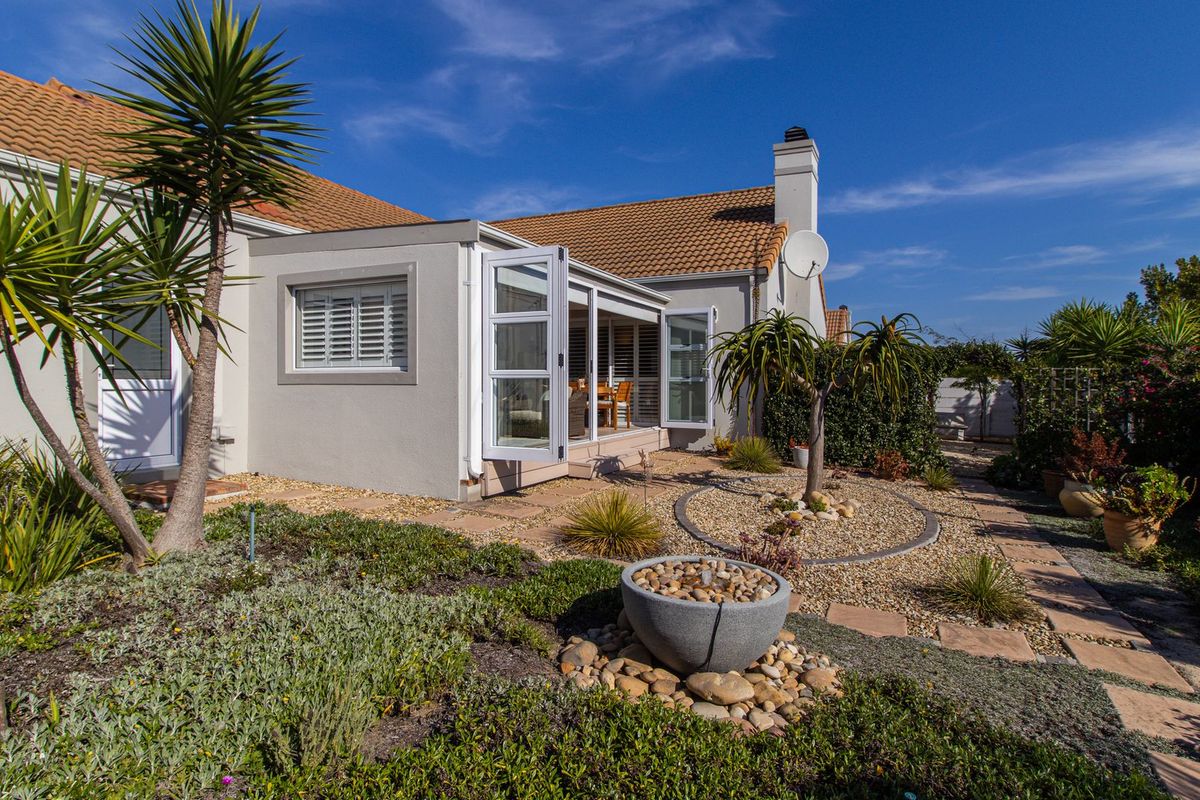 Exceptional Single-Level Family Home on Corner Plot – Opposite a Sunningdale Park - Photo 4