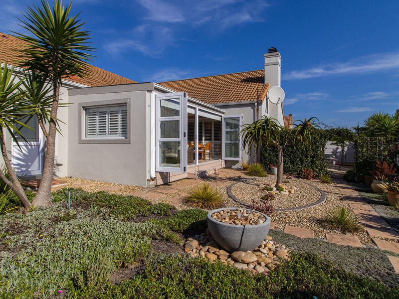 Exceptional Single-Level Family Home on Corner Plot – Opposite a Sunningdale Park - Photo 4