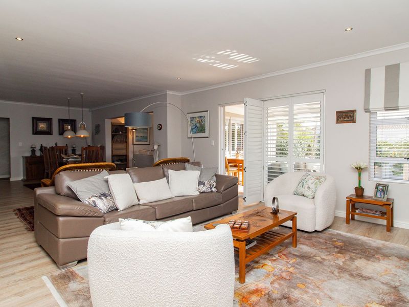 Exceptional Single-Level Family Home on Corner Plot – Opposite a Sunningdale Park - Photo 10