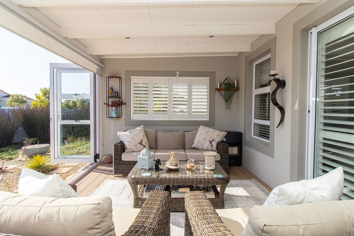 Exceptional Single-Level Family Home on Corner Plot – Opposite a Sunningdale Park - Photo 2