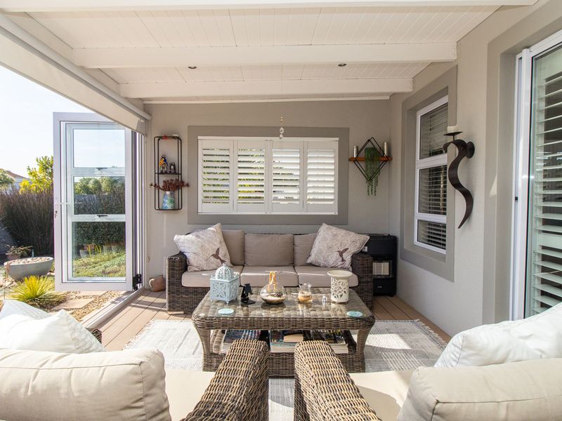 Exceptional Single-Level Family Home on Corner Plot – Opposite a Sunningdale Park - Photo 2