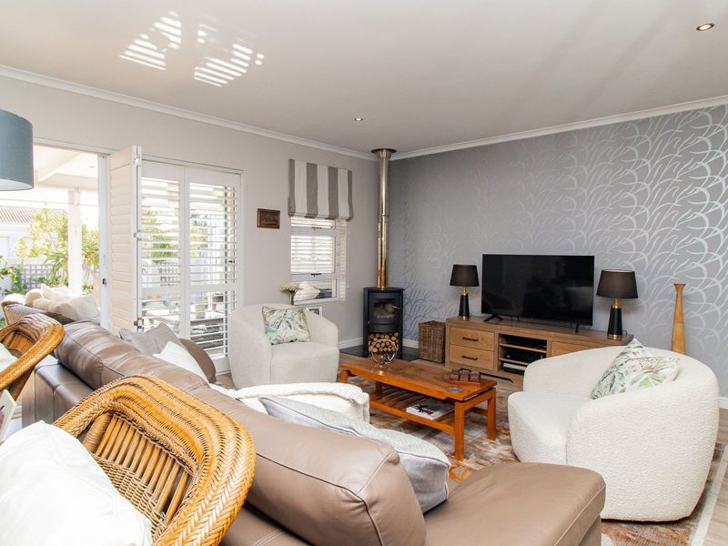 Exceptional Single-Level Family Home on Corner Plot – Opposite a Sunningdale Park - Photo 7