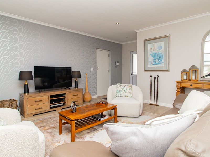 Exceptional Single-Level Family Home on Corner Plot – Opposite a Sunningdale Park - Photo 9