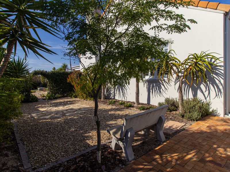 Exceptional Single-Level Family Home on Corner Plot – Opposite a Sunningdale Park - Photo 8