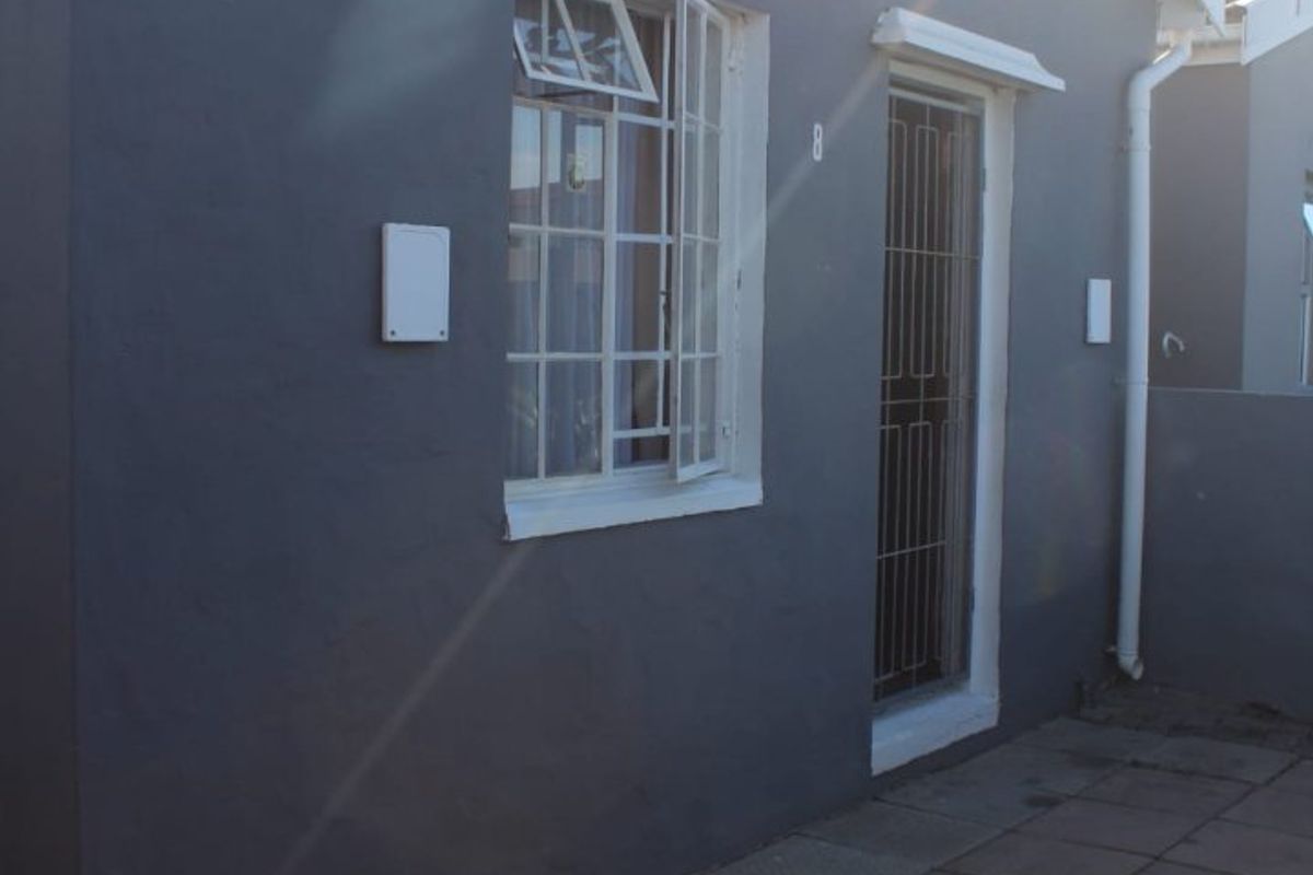 3 Bedroom in Woodlands  - Photo 2