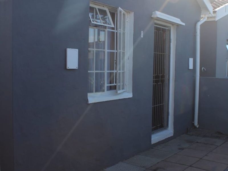 3 Bedroom in Woodlands  - Photo 2